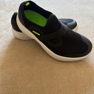 OOFOS Men's Black and White Shoes